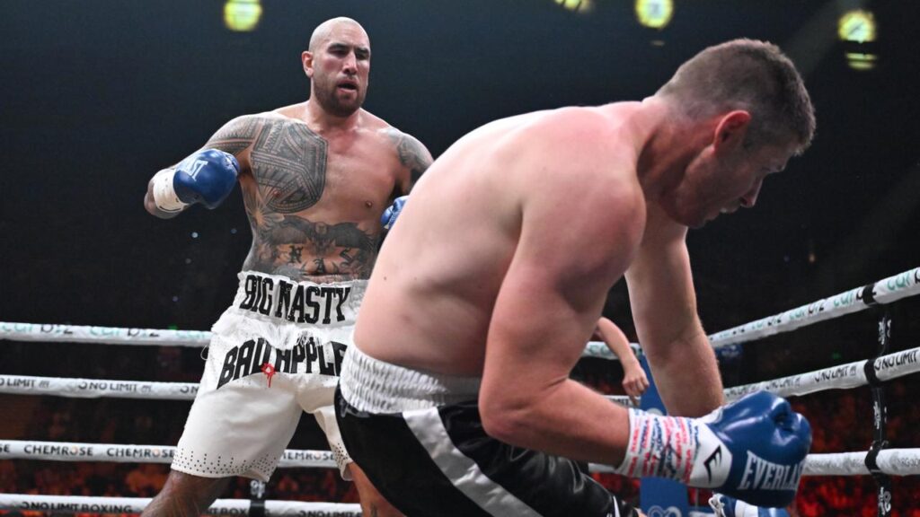 Nelson Asofa-Solomona (l) KO’s Jeremy Latimore to win their heavyweight fight. 
