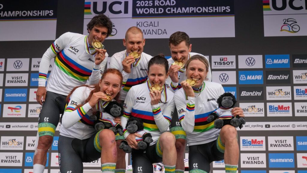 Luke Plapp (c) and Brodie Chapman (r) helped Australia defend its mixed relay world title last year.
