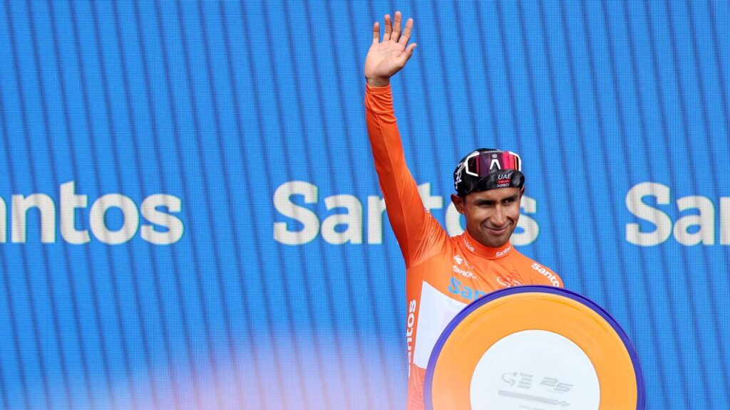 Defending Tour Down Under champion Jhonatan Narvaez has crashed out of the race.
