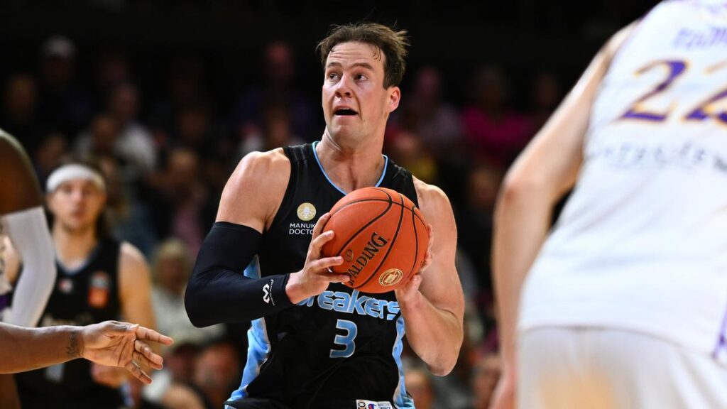 Sam Mennenga has led the Breakers to a convincing final-round win over Cairns in Auckland.
