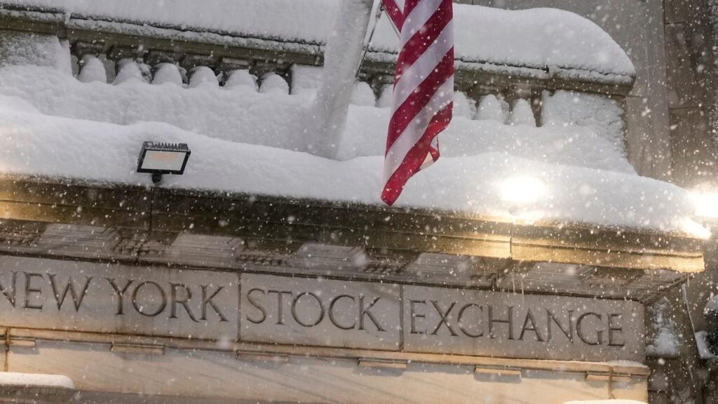 A blizzard has paralysed New York, closing businesses, schools, transport and roads.
