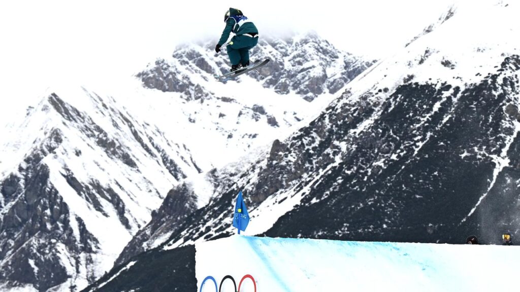 Daisy Thomas has suffered a crash in training that threatens her Olympic hopes at Milan-Cortina.
