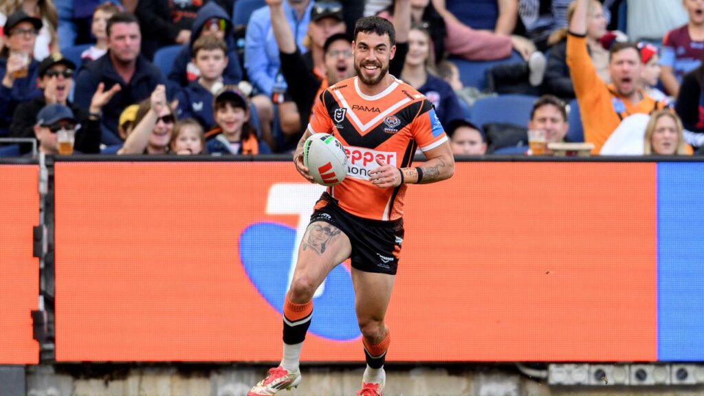 Ex-Wests Tiger Charlie Staines has opened his trycoring account with new club Catalans Dragons.
