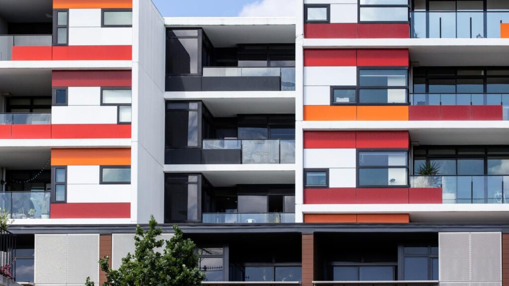 Home values in Sydney and Melbourne have flatlined while mid-sized capitals post bumper gains.
