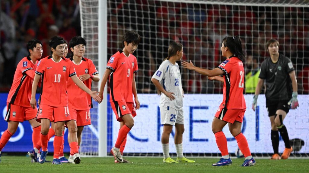 South Korea have cruised into the Asian Cup semi-finals with a crushing win over Uzbekistan.
