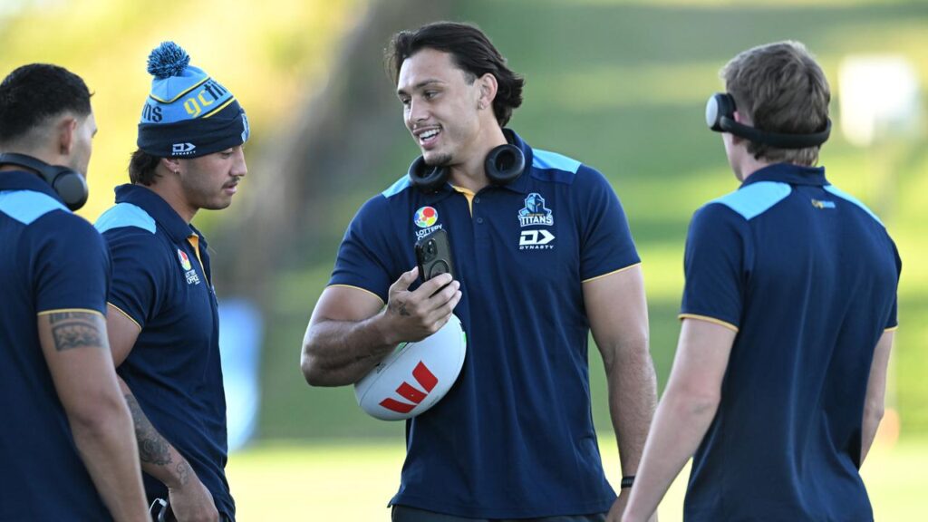 Tino Fa’asuamaleaui (c) has given the Gold Coast Titans a massive boost by re-signing.
