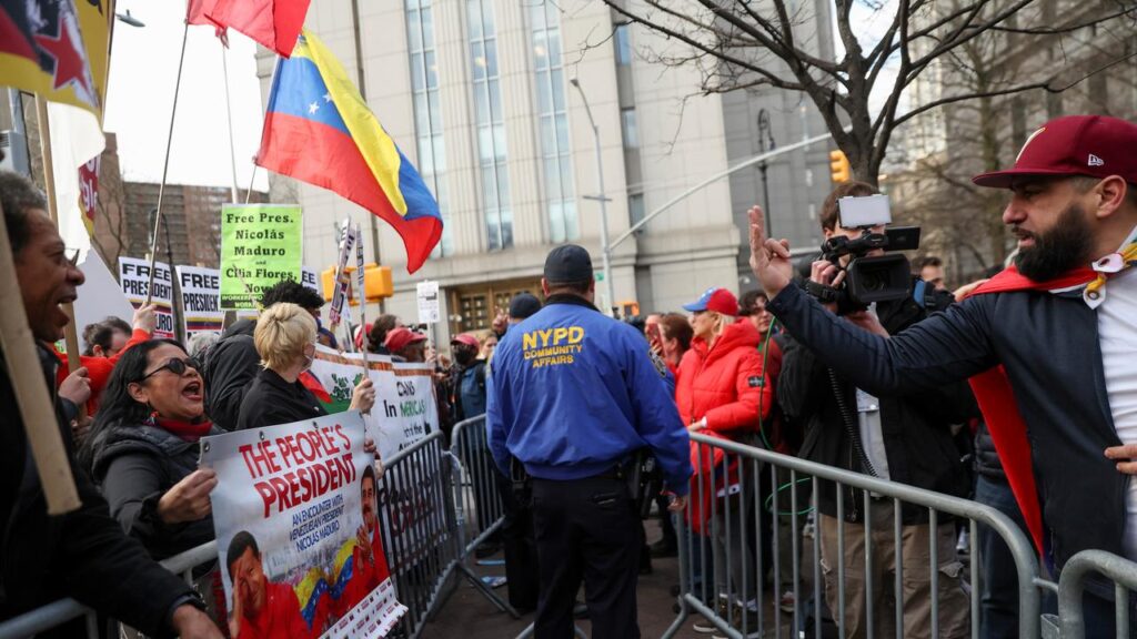 New York police separated supporters and opponents of Nicolas Maduro outside his trial.
