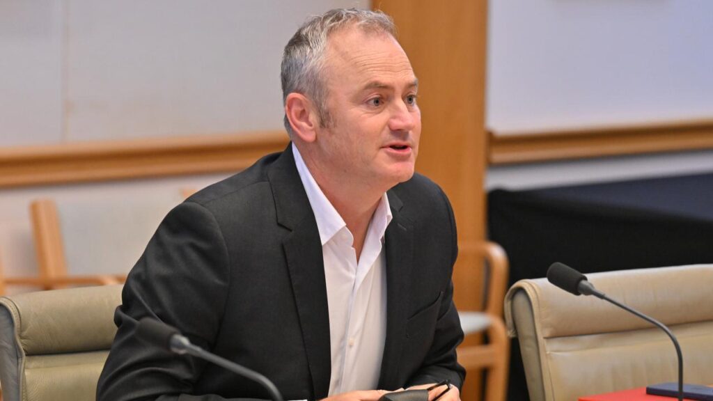 Simon Holmes a Court criticised political donation reforms that he says entrench the major parties.
