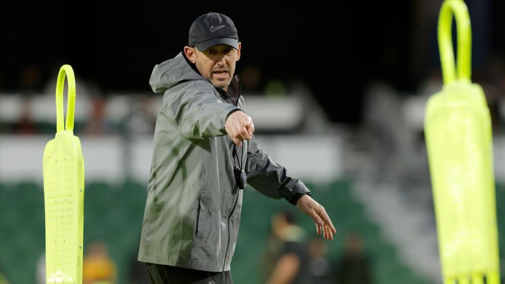 Tony Popovic is seeking plenty of advice ahead of the Socceroos’ World Cup campaign.
