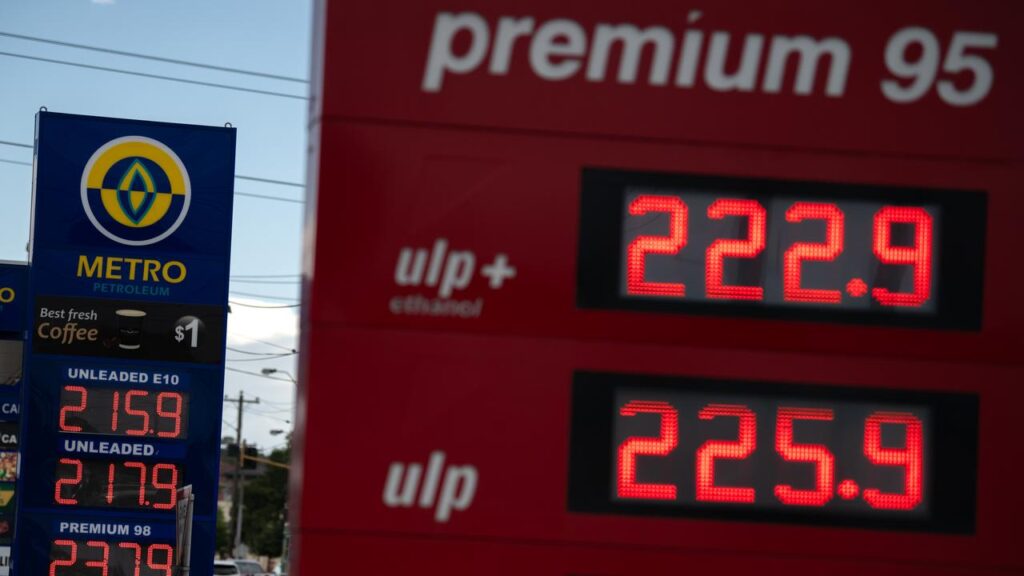 An attendant has been injured after attempting to stop a man from stealing fuel, police say.
