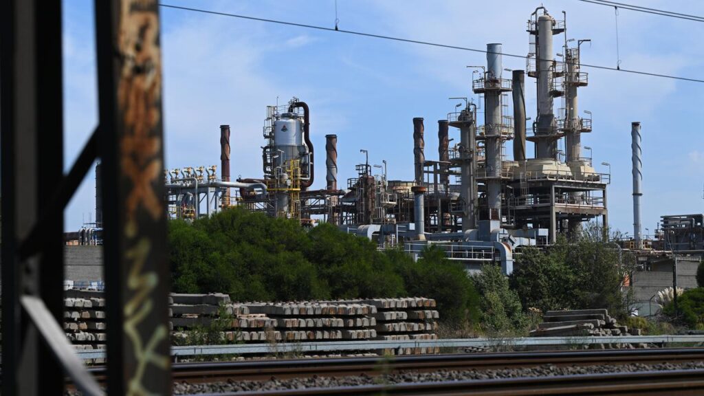 Gas exporters are set to face a parliamentary inquiry over the tax they pay.
