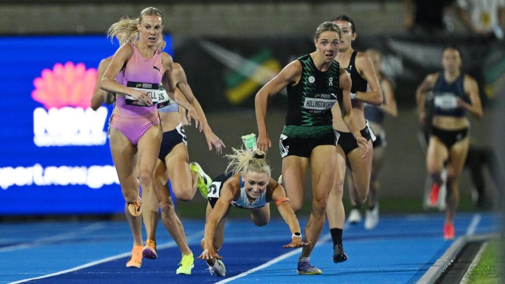 Jess Hull took a tumble on the home straight in the 1500m final at the Australian championships.
