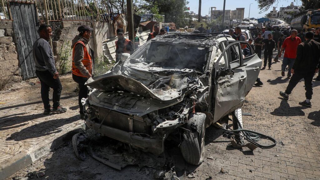 An Israeli air strike targeted a vehicle in Gaza City, killing four people.
