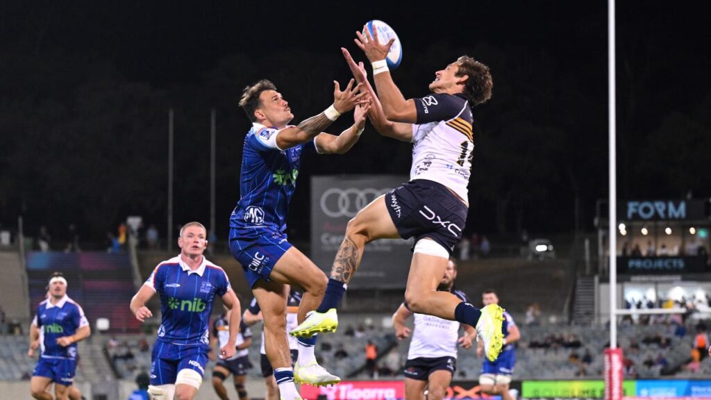 Ollie Sapsford (right) has just signed a contract extension with the ACT Brumbies.
