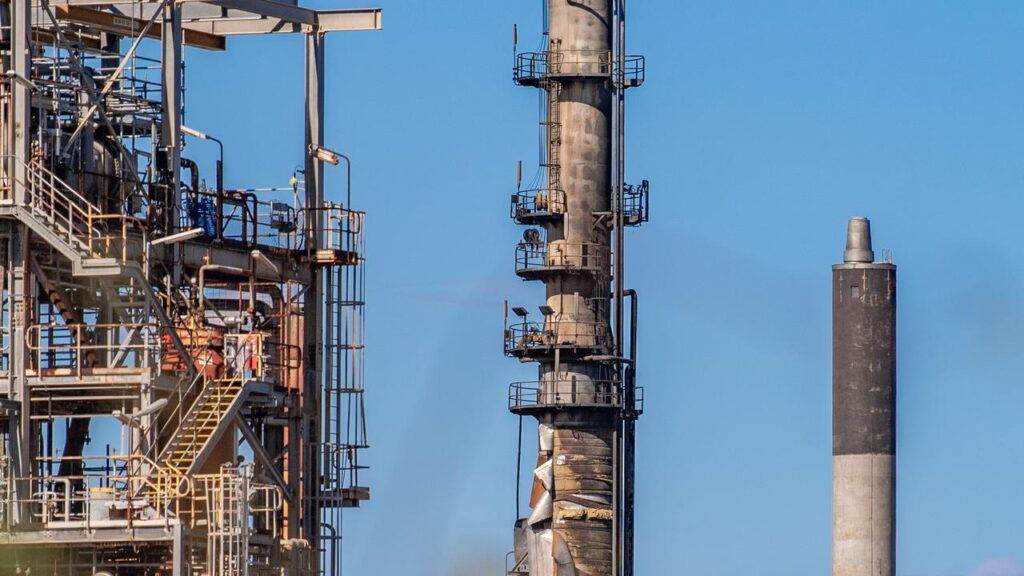 A fire at an oil refinery will not significantly impact national fuel supply, the government says.
