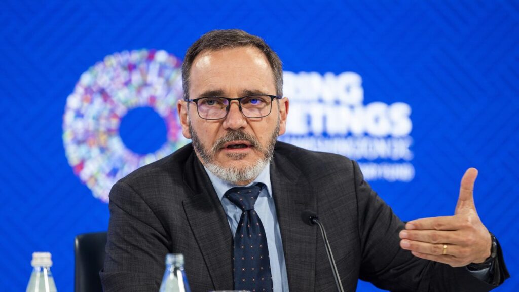 IMF economist Pierre-Olivier Gourinchas says high oil costs risk price rises and wage hike demands.
