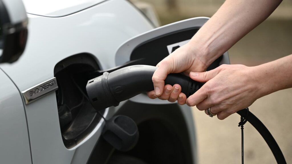 A battery recycling initiative comes amid record electric car sales fuelled by rising fuel prices.
