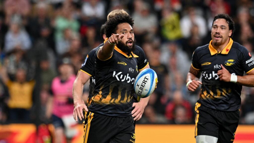 Prolific winger Fehi Fineanganofo (l) bagged four tries for the Hurricanes against the Brumbies. 

