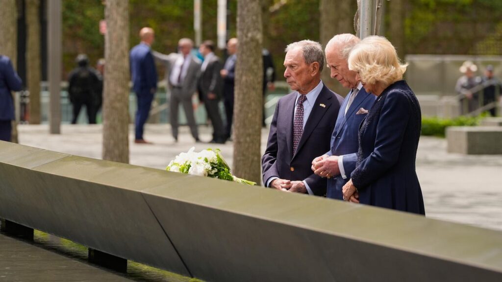 Former mayor Michael Bloomberg has walked the King and Queen to a New York reflecting pool.
