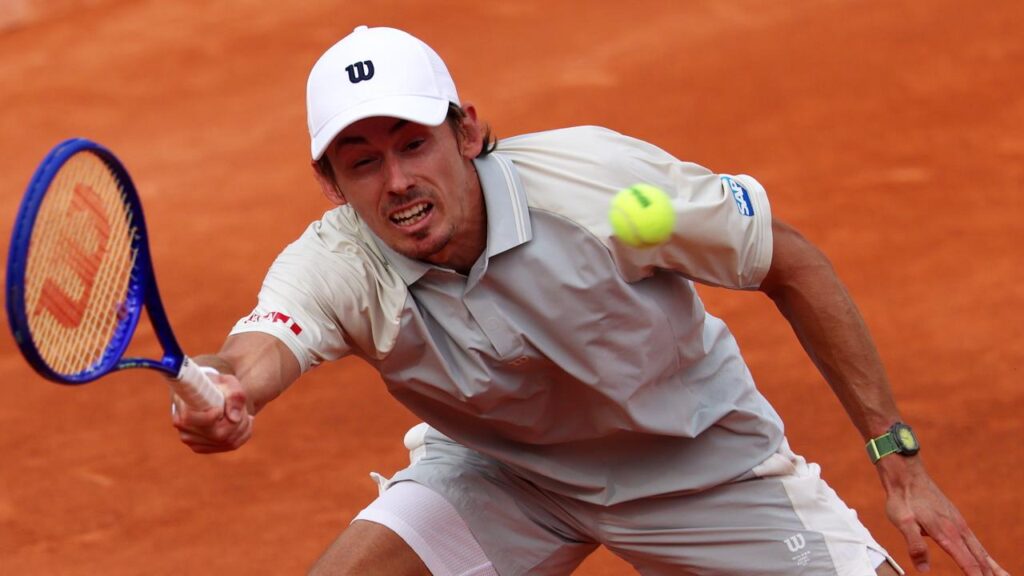 Alex de Minaur went from winning the first set 6-0 to a crushing defeat to Jakub Mensik in Paris.
