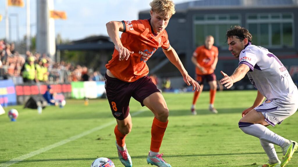 Brisbane Roar’s Sam Klein (l) has secured a move to Bundesliga club St Pauli.
