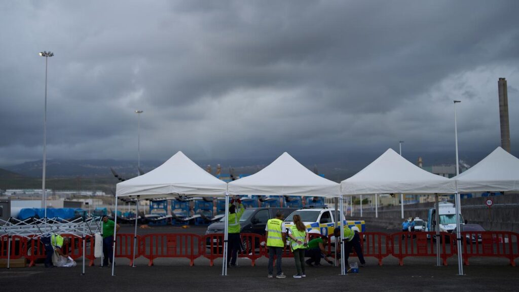 Workers in Tenerife have set up temporary shelters where MV Hondius passengers are expected.
