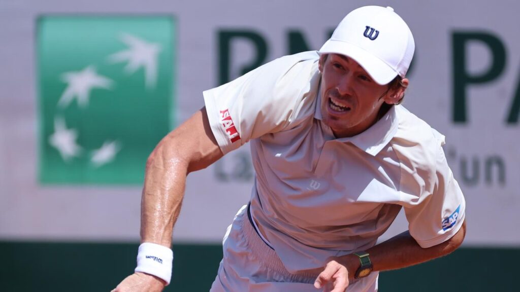 Alex de Minaur had no problems accounting for a British qualifier in the French Open first round.
