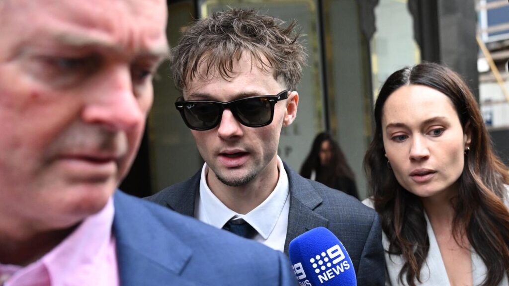 Koby Weaver (centre) has overturned his jail sentence for stomping on an off-duty police officer.

