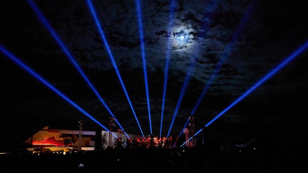 Filipe Manu’s voice has filled the night sky for Serenade Under the Stars in outback Queensland.
