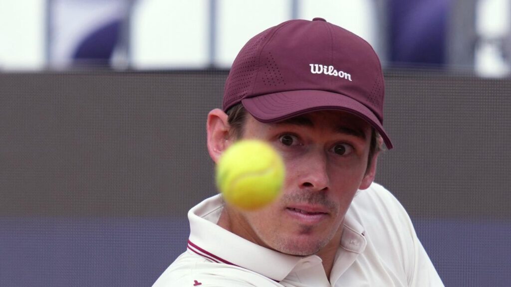 Alex De Minaur had his eye on the ball in Hamburg with his win over Alexander Davidovich Fokina.
