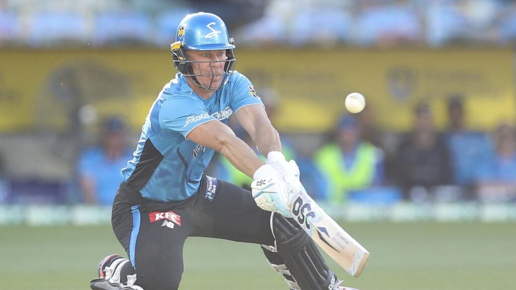 Chris Lynn struck 69 off 36 balls to lead Northamptonshire to victory over Gloucestershire.
