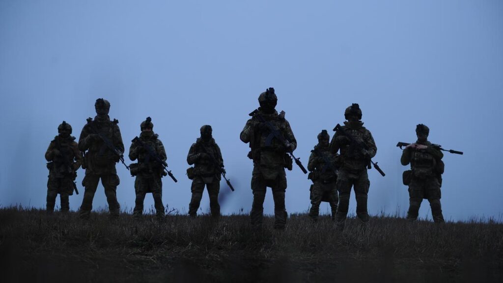 Ukraine’s top general has ordered the timely provision of food and ammunition for frontline troops.
