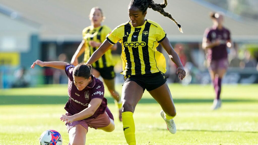 Makala Woods (r), with Roar’s Tahlia Franco (l), has sent Wellington to their first ALW grand final.
