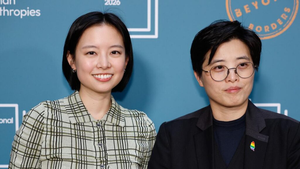 Yáng Shuāng-zǐ (R) and translator Lin King have won the International Booker Prize.
