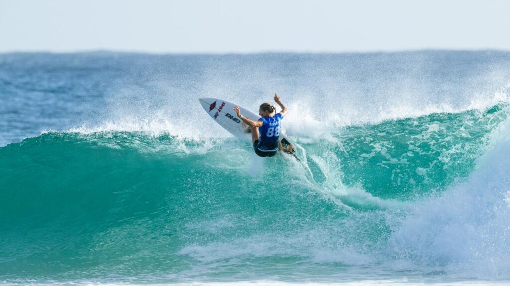 Australia’s Stephanie Gilmore has powered her way into the semi-finals of the Gold Coast Pro.
