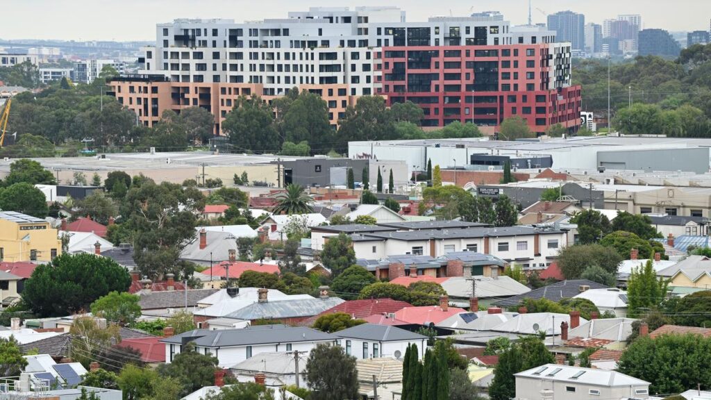Loan commitments for Australian properties fell by 6.2 per cent in the March quarter.
