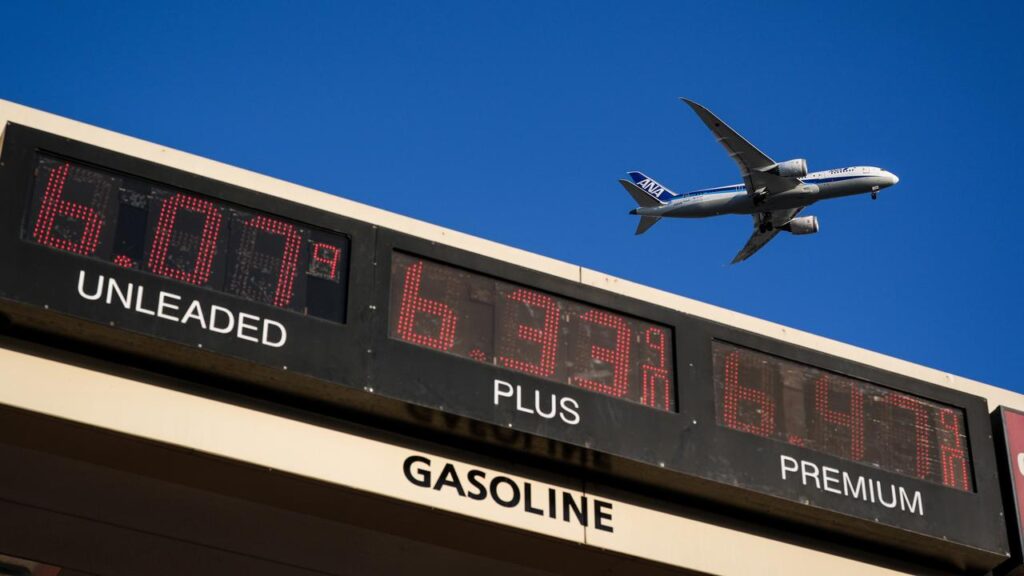 The Iran war remains unpopular in the US as petrol prices soar six months before midterm elections.
