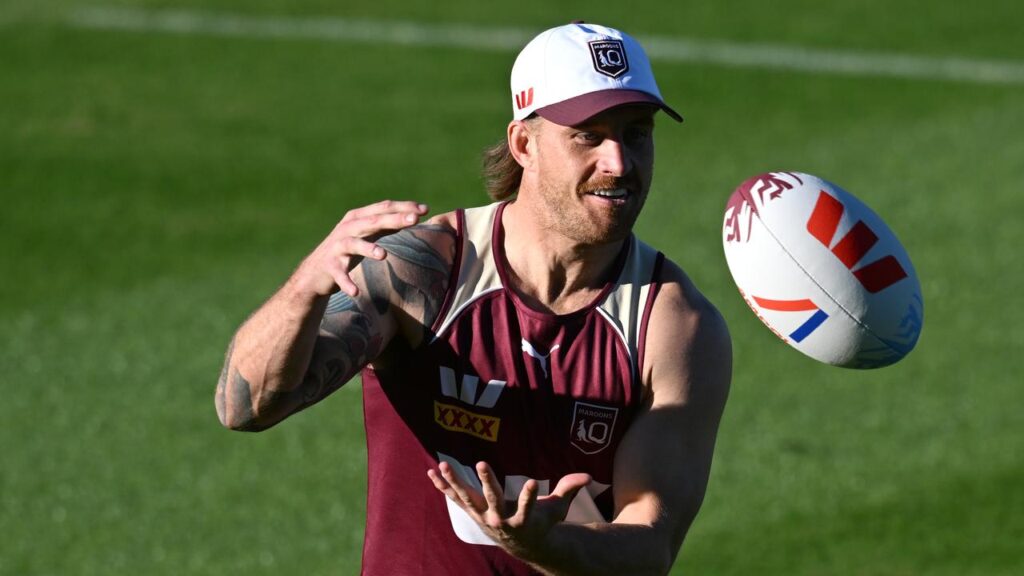 Cameron Munster did passing drills but did not train with the full Queensland squad on Sunday.
