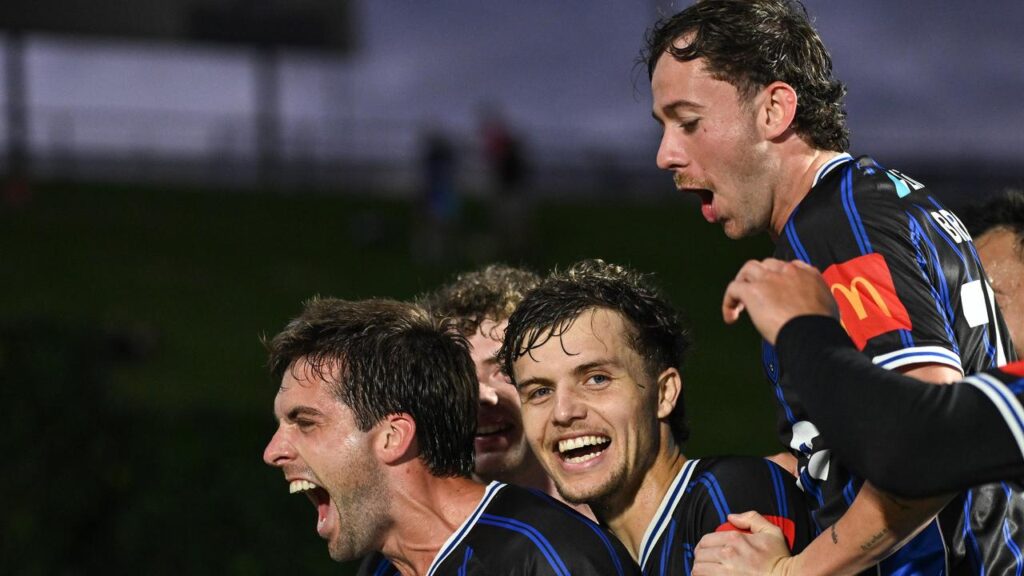 Auckland City have beaten Melbourne City on penalties in their elimination final after a 1-1 draw.
