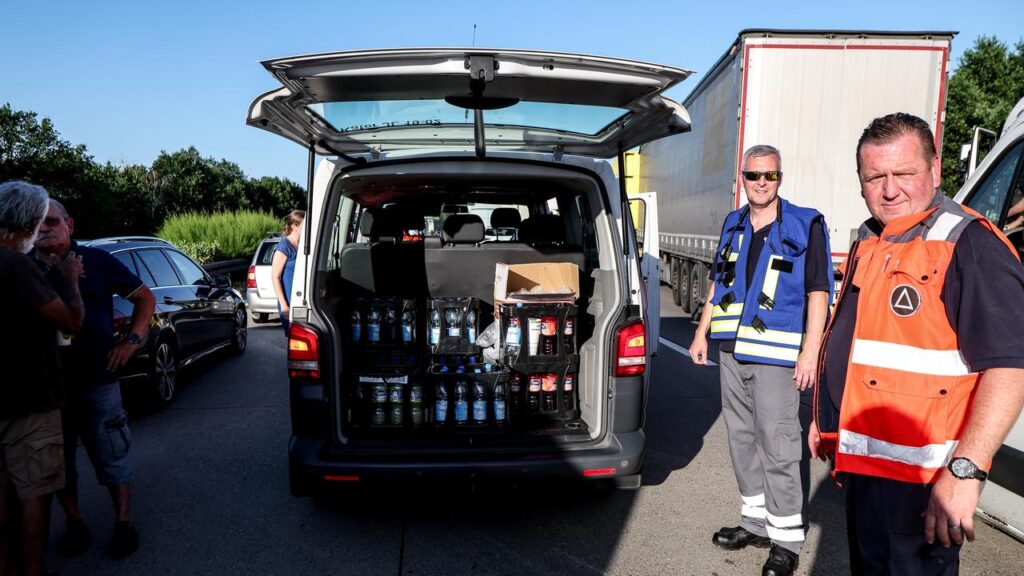 A German motorway ​has been partially shut after heat led to the bitumen splitting, authorities say.
