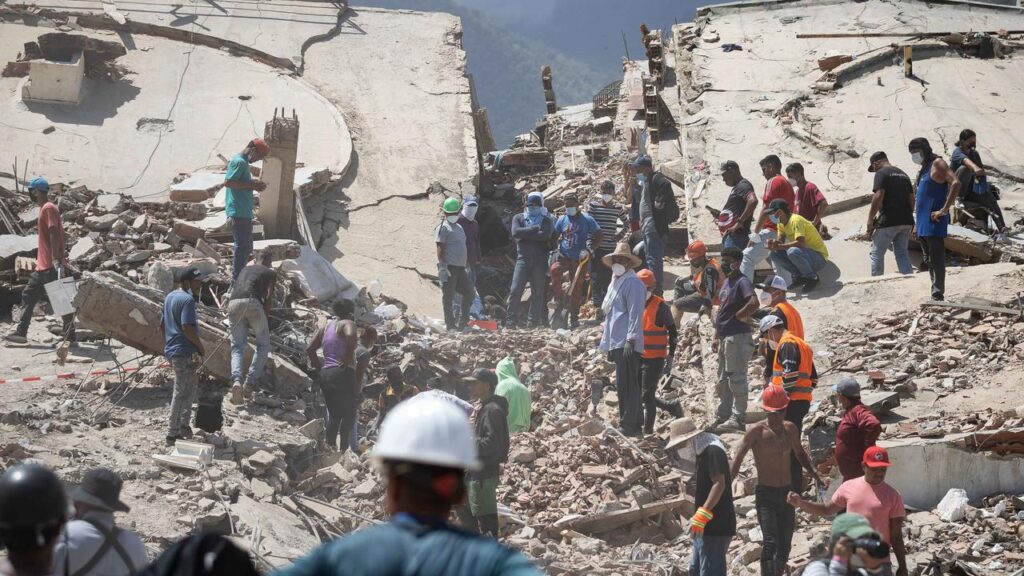 Days after twin deadly earthquakes rocked Venezuela, the death toll has risen to 1700.
