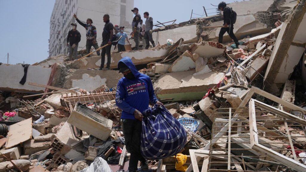 The number of people killed in two Venezuelan earthquakes has risen to at least 920.
