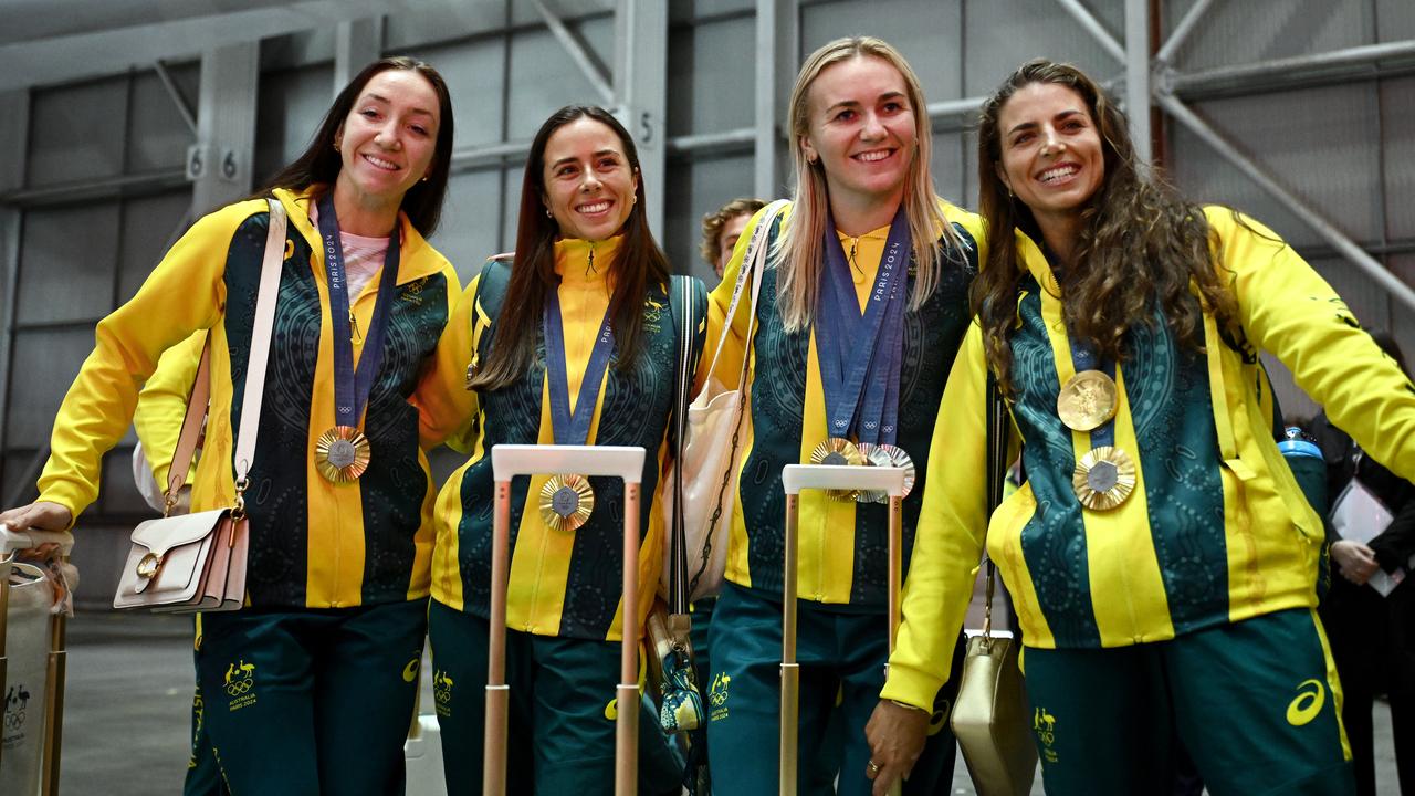 (L-R) Lani Pallister, Noemi Fox, Ariarne Titmus and Jessica Fox.