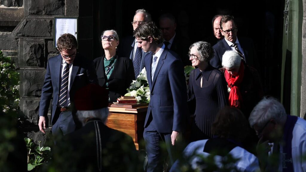 Former governor-general Peter Hollingworth has been farewelled at a funeral in Melbourne.
