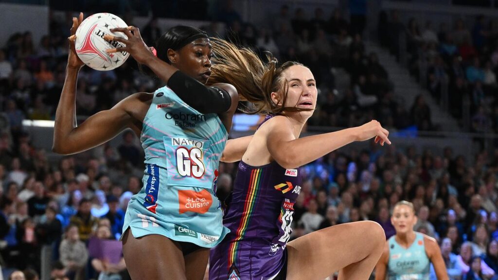 Shimona Nelson (left) has become only the second player in Super Netball to score 5000 goals.

