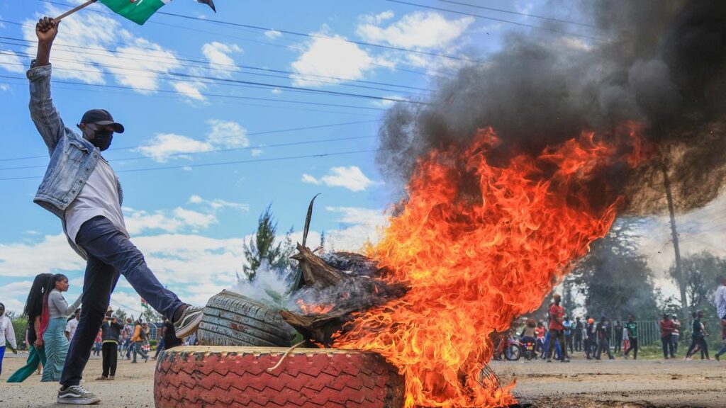 Hundreds of people protested against a proposed US Ebola quarantine facility at a Kenyan air base.
