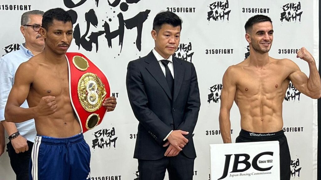 Andrew Moloney (right) has taken the IBF super flyweight world title from Willibaldo Garcia.
