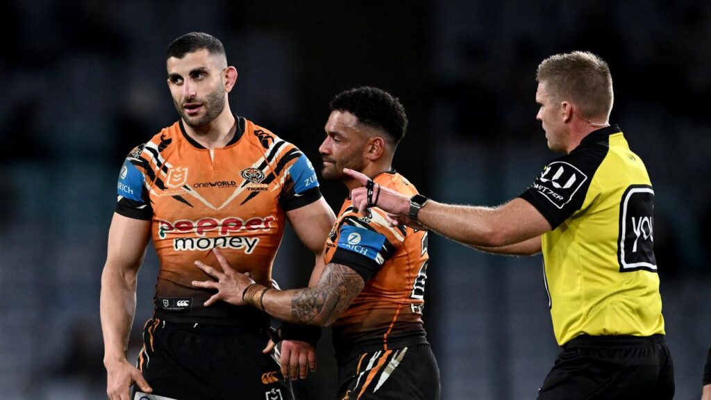 Alex Twal (left) was sinbinned for striking Jaeman Salmon during the NRL clash with the Bulldogs.
