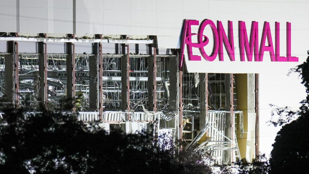 Rescue teams are searching for survivors in the damaged Aeon Mall Kumamoto after an earthquake.
