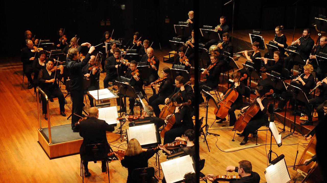 wide image of an orchestra 